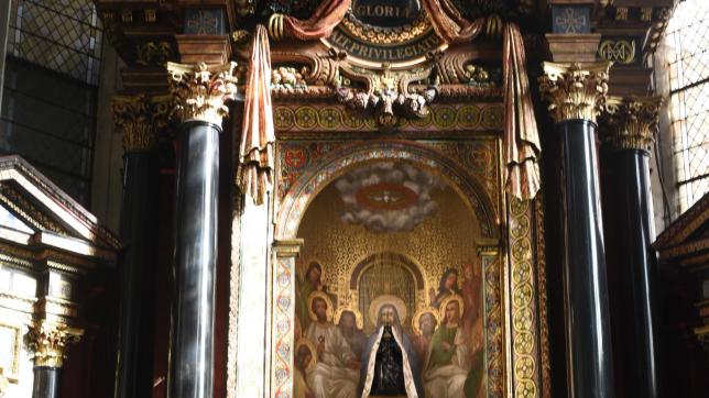 Au coeur de la basilique, la Vierge noire veille toujours sur les fidèles. Une fois par an, le lundi de la Pentecôte, elle sort lors de la procession.