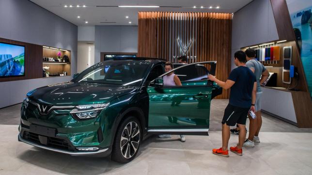 Les autres stars du salon, avec leurs grands stands, sont Ora, BYD ou VinFast (photo), des marques chinoises et vietnamiennes de voitures électriques, qui se lancent à la conquête de l’Europe.