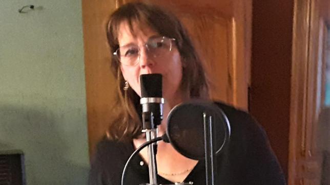 Pascale Rochez, chanteuse amateur, a enregistré sa première chanson à son domicile.