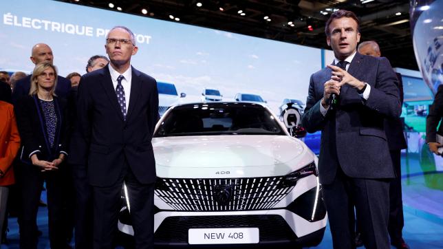 Carlos Tavares (au premier plan à gauche) a annoncé la production de douze véhicules électriques en France.