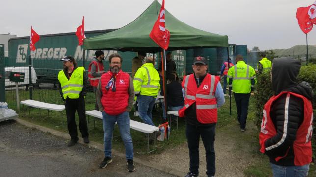 Devant l’agence d’Hartennes-et-Taux quarante salariés étaient sur le piquet de grève ce lundi.