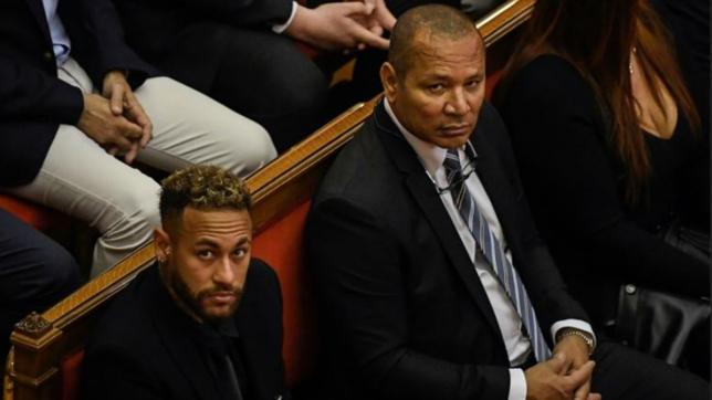 Neymar et son père, au tribunal de Barcelone.