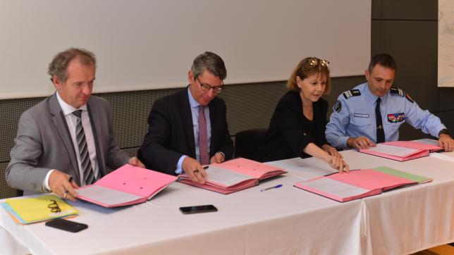 De gauche à droite, Maxime Toubart, David Chatillon, Josiane Chevalier, Romuald de la Cruz, ont signé le plan Champagne 2.0