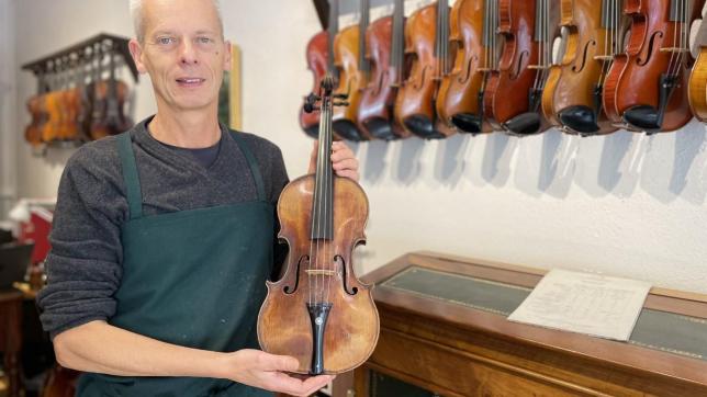 Le luthier François-Joseph Pommet a pris beaucoup de plaisir à restaurer ce violon du XVIIIe siècle qui a peut-être été utilisé en octobre 1722, pour le sacre de Louis XV.