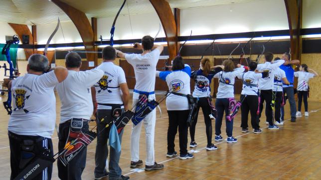 Les archers sur le pas de tir pour le lancement du concours pour le Championnat de France 2023.