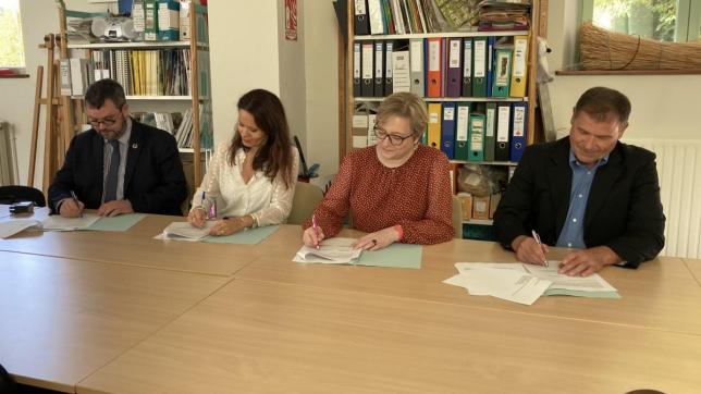 De gauche à droite Xavier Morvan, directeur Grand Est de l’OFB, la procureure de la République de Troyes Julie Bernier, la présidente du tribunal Odile Simard et Bruno Jomet président de la CPI signent la convention.