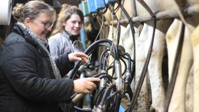Stéphanie Fraiture, éleveuse à Ons-en-Bray, a fait appel à Océane Le Métayer, agent de remplacement, pour l’aider à la traite des vaches. Plus de la moitié des agents de remplacement, dans l’Oise.