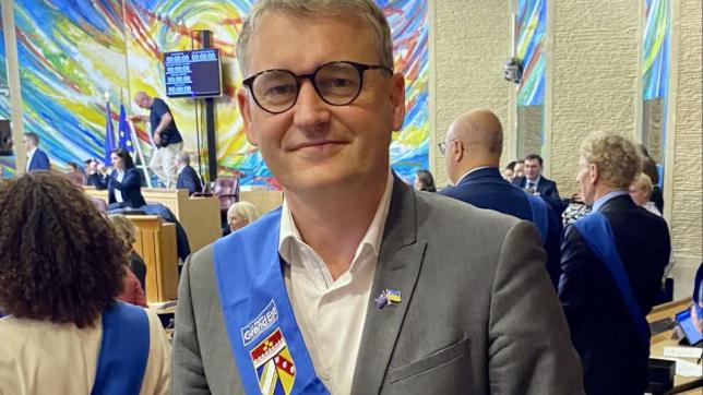 Le Rémois Éric Quénard (PS) a enfilé sa nouvelle écharpe, comme ses 168 collègues élus.