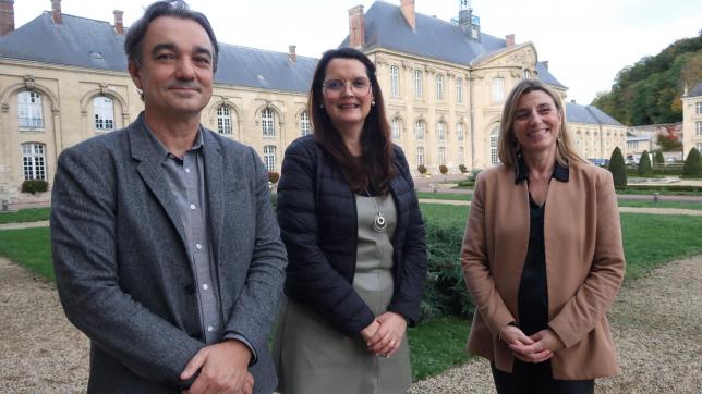 Le directeur de l’EPSMD Laurent Barret a signé la convention avec Lucie Richard de la CCI Aisne formation en présence de la directrice de l’IFSI, Fabienne Candini.