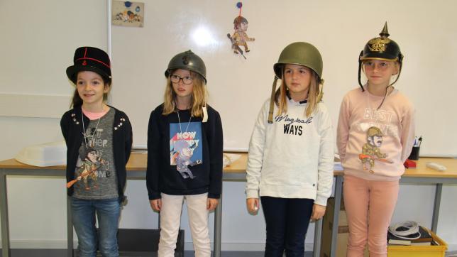 Les écoliers ont pu découvrir les différents uniformes des soldats durant les trois conflits.