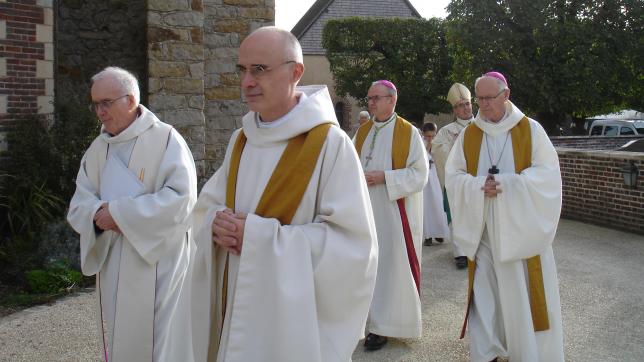 Prêtres et évêques en procession vers le maitre-autel.