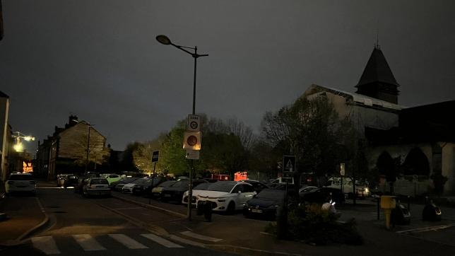 Mardi soir, un peu avant 19 h, l’obscurité juste trouée par l’éclairage d’une grue de chantier au loin, rend très difficile la circulation dans les rues Sadi-Carnot et Gambetta.