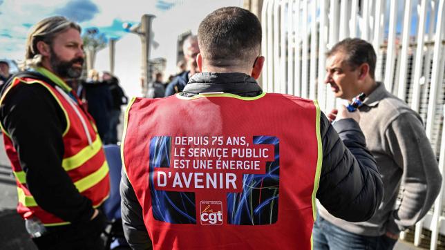 Un salarié de l’EDF en grève, le 20 octobre 2022, à Gravelines.