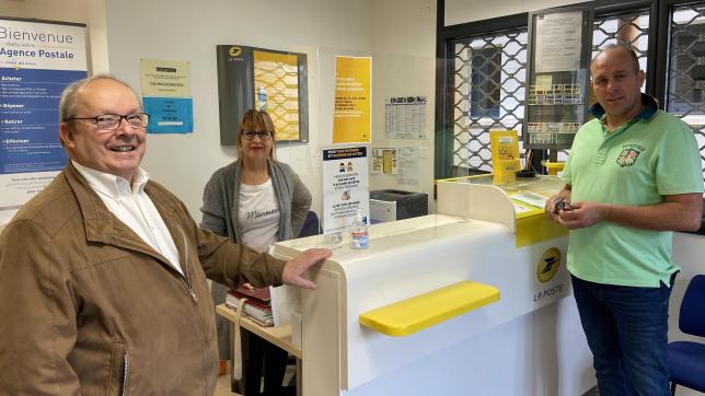Le maire d’Ambleny Jean-Marie Bouvier, la gérante de l’agence postale communale Christiane Pereira et Laurent, un client, passé déposer un recommandé avant de partir travailler.