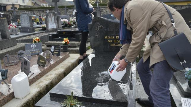 Au cimetière de Revin, les visiteurs rencontrés n’étaient pas au courant de l’arrêté de restriction d’eau. La Ville a remis le robinet en route, le 24 octobre.