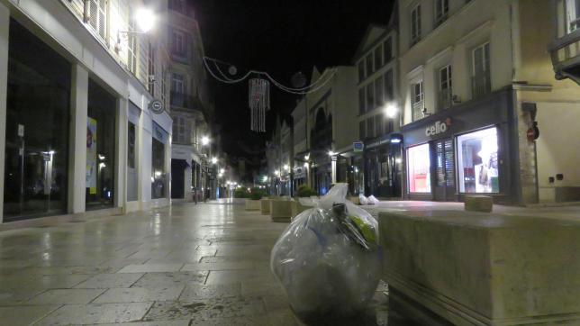 Que ce soit pour le ramassage des poubelles ou l’installation de décoration, la Ville de Troyes fait le choix de les assurer la nuit.