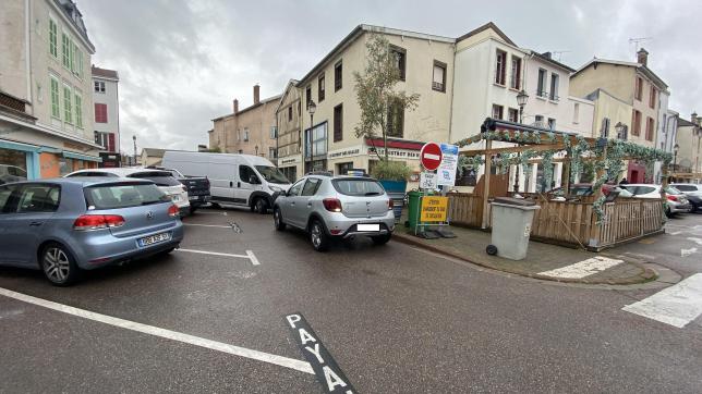 Le changement de sens rue Thiers n’est pas encore rentré dans les mœurs: deux véhicules se sont encore retrouvés face à face ce vendredi matin.
