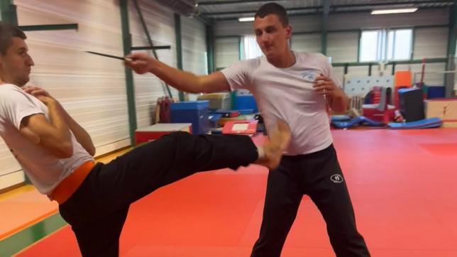 Le krav-maga est un art martial complet qui mixe de la self-défense et du combat pied-poing et apprend à utiliser ses réflexes pour esquiver ou frapper.