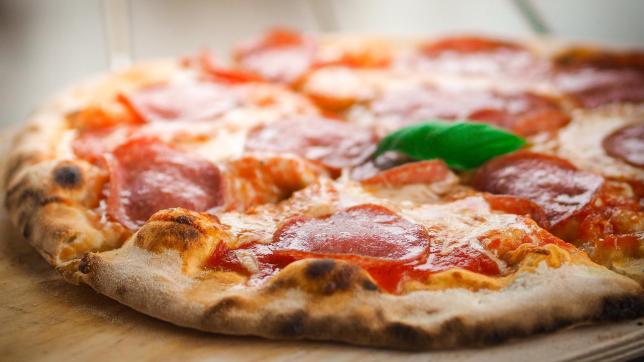 Des aliments mal conditionnés, d’autres dépassant la limite de consommation ont été retrouvés dans les cuisines de la pizzeria.