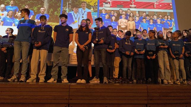 À la fin de la cérémonie, la scène s’est vêtue de bleu. Celui des nageurs de l’Ardenne Rives de Meuse Natation, nombreux à être mis à l’honneur cette année grâce à leurs impressionnants résultats.
