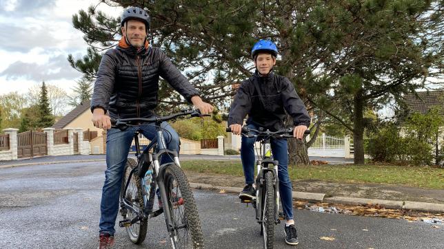 Éric Laurent a décidé depuis longtemps de limiter son empreinte carbone, en privilégiant le vélo pour ses déplacements.