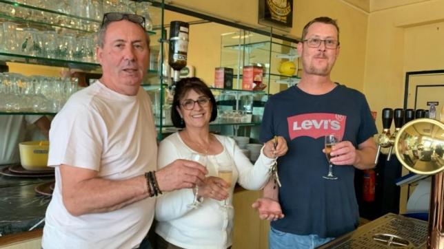 Yves et son épouse, surnommée Marie, ont transmis les clés du Café des Glaces en octobre dernier à Benoît, nouveau propriétaire.