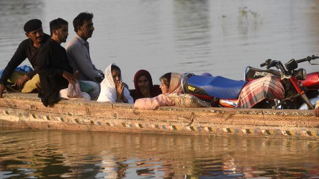 Des inondations ont submergé un tiers du Pakistan, avec des millions de personnes à reloger...