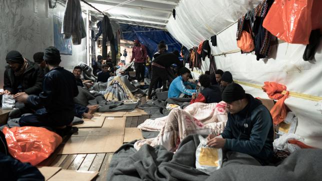 234 migrants attendent de pouvoir quitter le navire qui les a sauvés du naufrage en mer.