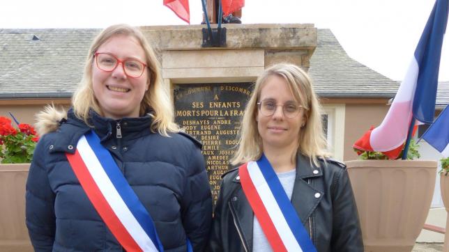 La maire Aurélie Body et la première adjointe Pauline Petit ont arboré leurs écharpes pour le 11-Novembre.