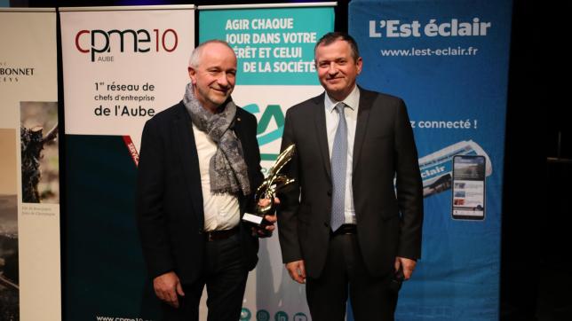 Hervé Klinger a reçu l’an dernier le prix d’entreprise de l’année pour Acces des mains de Renaud Chaumier, directeur général adjoint du Crédit agricole.