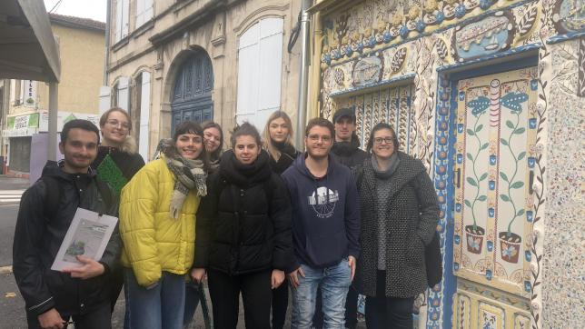 Les étudiants et leur enseignante sont devant le Petit Paris, dans le quartier de La Noue, à Saint-Dizier.
