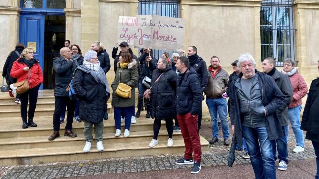 Des manifestants, jeudi matin à Metz, ont dénoncé la fermeture annoncée du lycée professionnel Jean-Morette, à Landres (Meurthe-et-Moselle).