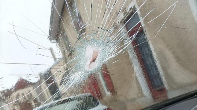 Garé rue Vouillemont, le véhicule d’Aurélie a été endommagé d’un coup de marteau côté conducteur.