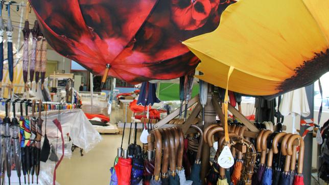 Dessauw fabrique beaucoup sur demande mais  propose aussi une collection d’une cinquantaine de modèles de parapluies et autant de parasols.