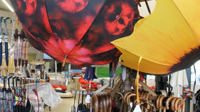 Dessauw fabrique beaucoup sur demande mais  propose aussi une collection d’une cinquantaine de modèles de parapluies et autant de parasols.