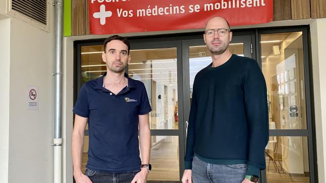 Les médecins généralistes Julien Pokorski et Nicolas Lafferre, devant la Maison de santé pluridisciplinaire de Saint-Martin-sur-le-Pré, à côté de Châlons-en-Champagne.