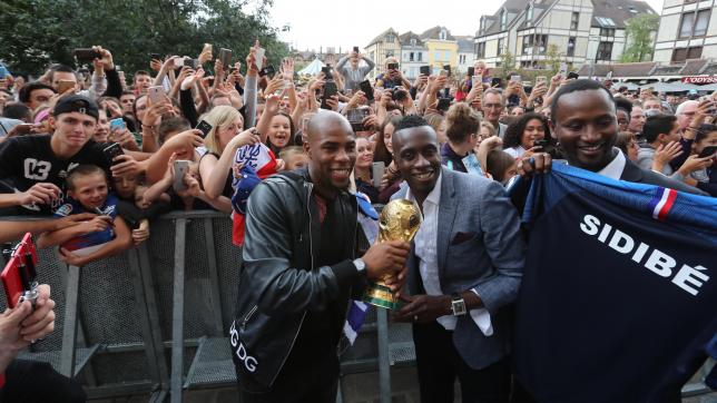 En août 2018, Djibril Sidibé et Blaise Matuidi étaient venus présenter une réplique de la Coupe du monde à une foule d’Aubois.