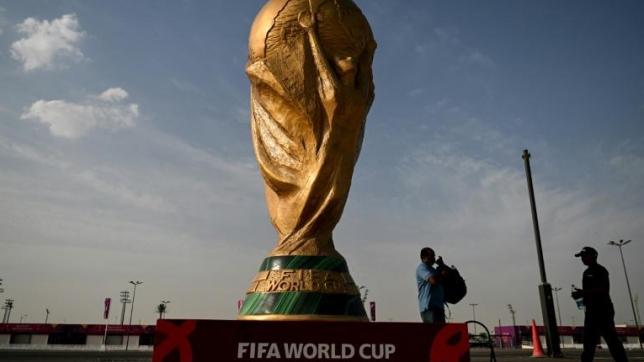 La Coupe du monde au Qatar a débuté dimanche. L’intérêt pour l’événement sportif est terni par les aberrations déjà dénoncées en termes écologique, humain, financier.