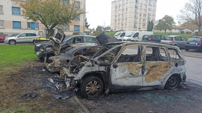 Trois voitures ont été détruites par le feu.