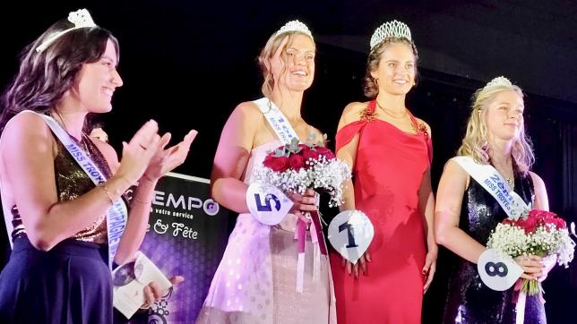 Laurie Oliveira, Miss TCM 2022 félicite Julie Damiani au centre et ses deux dauphines, Alice Kotiby et Cassandre Rebours.