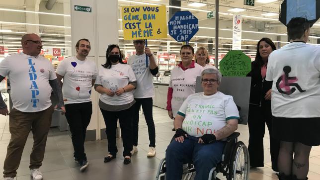 Plusieurs personnes en situation de handicap, encadrées par Ladapt Aube, menaient une action de sensibilisation ce mercredi après-midi dans la galerie marchande L’Escapade à La Chapelle-Saint-Luc.