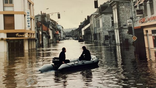 Les inondations de 1993 et 1995, ici rue Oger à Givet, font partie des événements ayant marqué la mémoire locale.