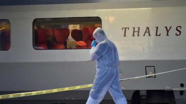 Un enquêteur à côté du train où a eu lieu la tentative d’attentat.