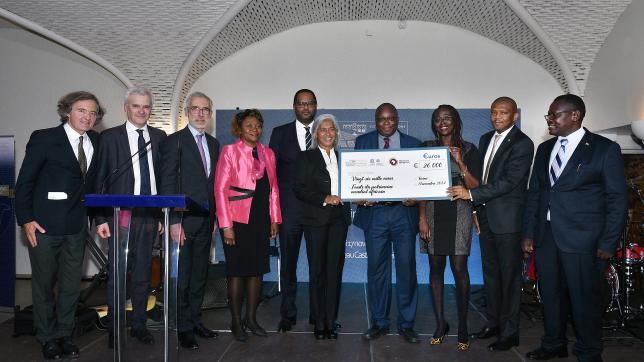 Le président de la mission, Pierre-Emmanuel Taittinger, et l’ambassadrice Véronique Roger-Lacan, ont remis le chèque au directeur du fonds africain, Souayibou Varissou.