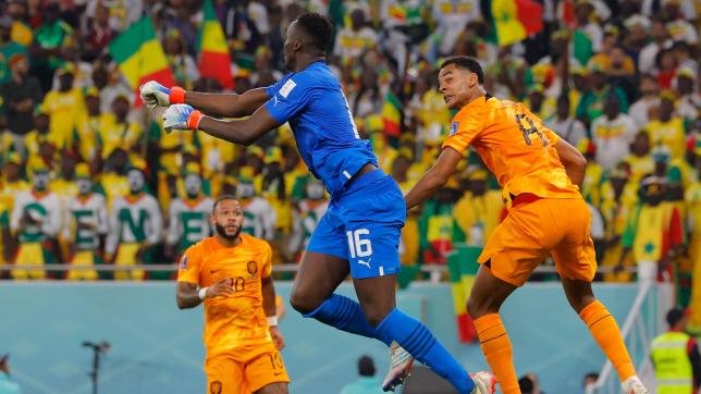 L’attaquant néerlandais Cody Gakpo a devancé le gardien sénégalais Édouard Mendy pour marquer le premier but du match (84’).