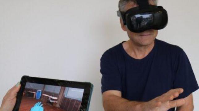 Le patient visualise des mains virtuelles qui reproduisent en temps réel les mouvements qu’il exécute