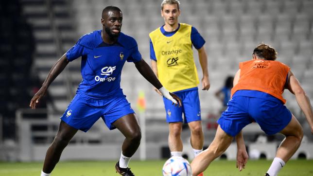 Dayot Upamecano devrait débuter le match, formant une charnière centrale inédite en équipe de France avec Ibrahima Konaté.
