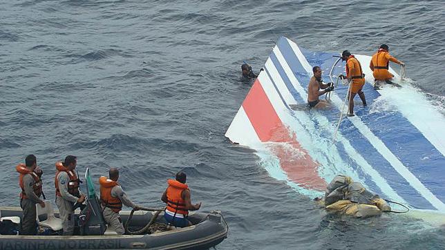 Les autorités brésiliennes découvre un morceau de l’épave de l’avion, en 2009
