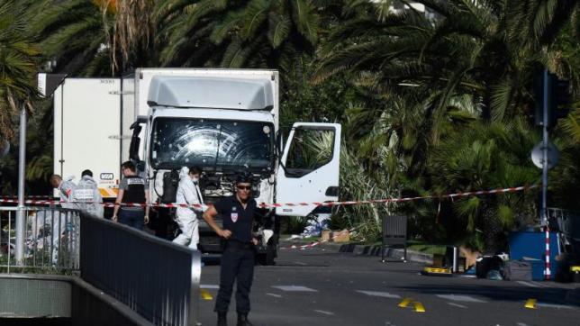 Le camion-bélier, au lendemain de l’attentat sur la Promenade des Anglais.