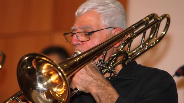 Le concert dominical du big band de L’Aurore (ici le tromboniste Raoul Dessi) a fait oublier la grisaille.